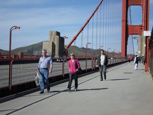 Cầu Cổng Vàng được xem như thỏi nam châm hút khách của nước Mỹ. 10 triệu khách du lịch đến thành phố mỗi năm và đóng góp khoảng 9 tỷ USD doanh thu cho ngân sách nhà nước. Ảnh: Factslides.