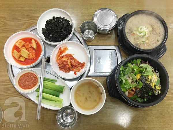 Bữa trưa gồm cóBibimbap, Miến Bulgogi, Canh kim chi tổng cộng hết 12.000won/ 2 người