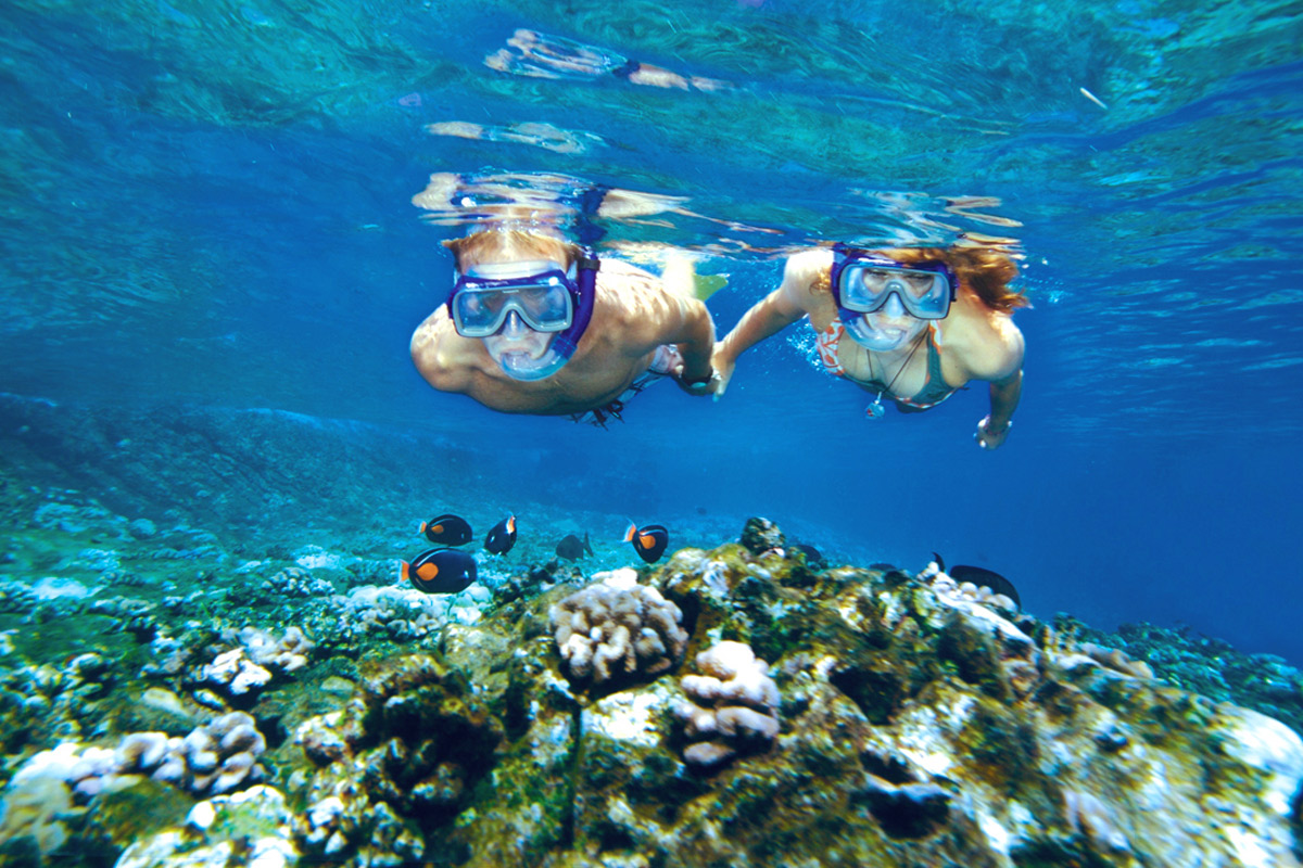 snorkeling-couple-at-molokini-crater