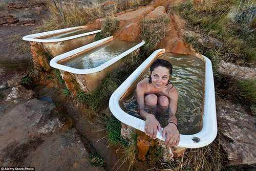 Thay vì tìm đến những bể bơi đầy hóa chất, giờ đây du khách có thể trải nghiệm phương pháp “đổ mồ hôi” khác bằng cách đắm mình trong những bồn tắm cổ trong sa mạc Utah (Mỹ). Với hàm lượng khoáng thiên nhiên cực cao, nước ở đây được cho là có khả năng chữa bệnh. Ảnh: Alamy Stock Photo