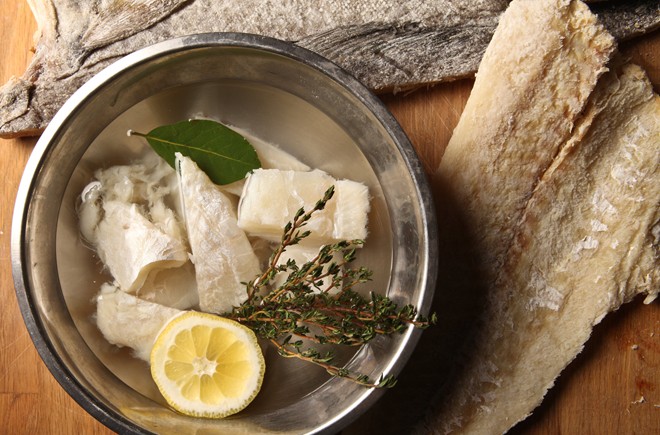 Người Đan Mạch ăn cá tuyết hấp, trong khi ở Italy, món cá tuyết muối phơi khô được các gia đình làm suốt từ Giáng sinh tới năm mới. Đức và Ba Lan lại có món cá trích muối để có được may mắn. Ảnh: Nytimes.