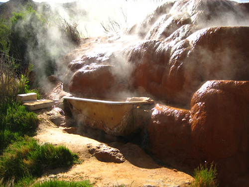 Các bồn tắm chứa đầy nước nóng thiên nhiên chảy ra từ lòng đất suốt hàng triệu năm. Nhiệt độ nước được làm mát để duy trì trong khoảng 37-43 độ C. Hai trong số đó có nhiệt độ khá cao nhằm làm dịu các cơn đau cơ thể chỉ trong vài phút. Ảnh: Utahstories