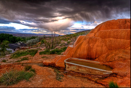 Bồn tắm nằm trong một không gian thoáng đãng với tầm nhìn bao quát cả sa mạc Utah. Xung quanh khu vực có nhiều mỏ khoáng sản chứa canxi và magie, bám vào thành bồn khiến chúng mang hơi thở cổ xưa. Ảnh: Distractify