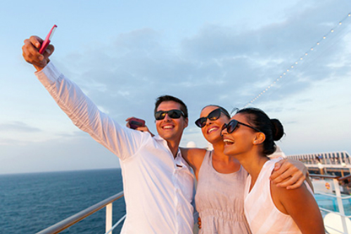 Không mấy để tâm đến cảnh vật xung quanh, có những người suốt ngày chỉ muốn selfie để khoe với bạn bè rằng họ đang trên du thuyền. 