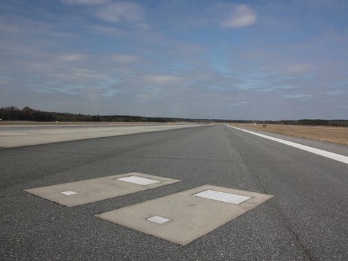 Mộ phần nằm giữa đường băng sân bay Savannah, bang Georgia. Ảnh: Amusingplanet