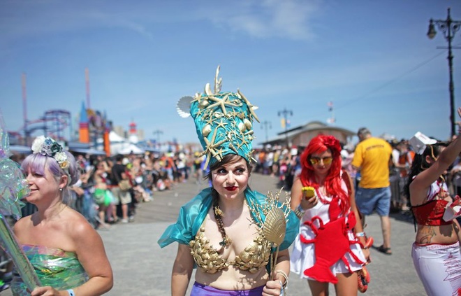 mermaid-parade-2-1465896683_660x0