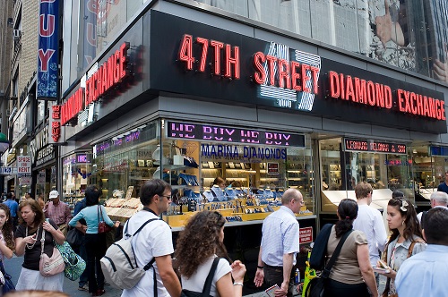 47th street diamond exchange Diamond District New York on 47th street between 5th and 6th avenues in midtown Manhattan . The Diamond District is the world's largest shopping district for all sizes and shapes of diamonds and fine jewelry. Many suppliers and jewelry makers also have their stores and workshops right on 47th street.